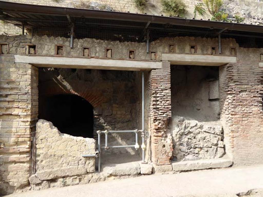 VII.12 Herculaneum on left. October 2014. VII.13 on right.
Doorways on west side of Cardo III Superiore. Photo courtesy of Michael Binns.